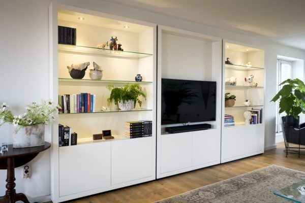 tv-kast tv-meubel wandmeubel woonkamerkast met verlichting maatwerk meubels meubelmakers Utrecht mooi ruim