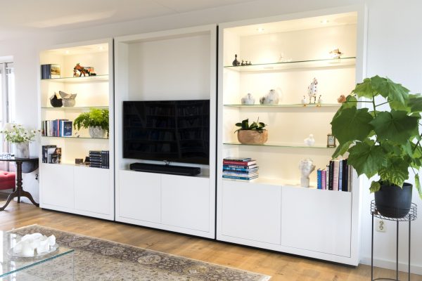 tv-kast tv-meubel wandmeubel woonkamerkast met verlichting maatwerk meubels meubelmakers Utrecht mooi ruim