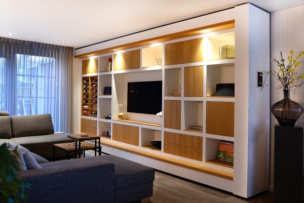 wandmeubel tv-kast tv-meubel kast in de woonkamer wijnrek met verlichting maatwerk meubels meubelmakers Utrecht mooi ruim