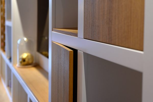 wandmeubel tv-kast tv-meubel kast in de woonkamer wijnrek met verlichting maatwerk meubels meubelmakers Utrecht mooi ruim