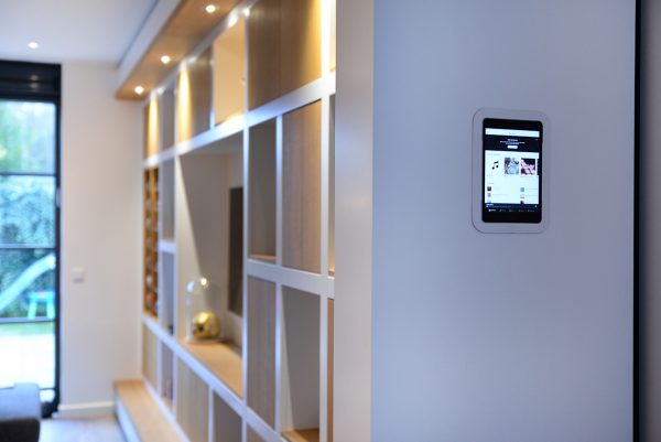 wandmeubel tv-kast tv-meubel kast in de woonkamer wijnrek met verlichting maatwerk meubels meubelmakers Utrecht mooi ruim