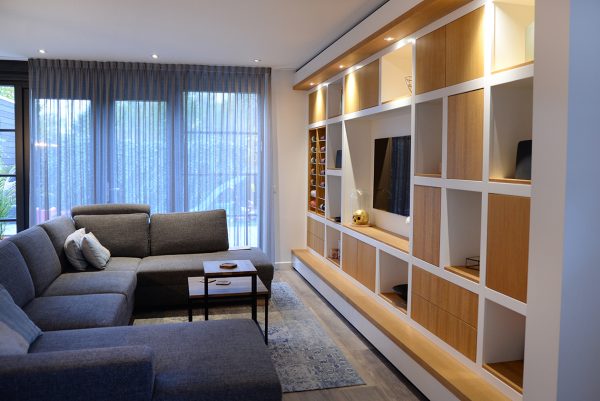 wandmeubel tv-kast tv-meubel kast in de woonkamer wijnrek met verlichting maatwerk meubels meubelmakers Utrecht mooi ruim