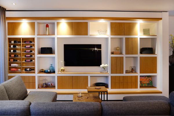 wandmeubel tv-kast tv-meubel kast in de woonkamer wijnrek met verlichting maatwerk meubels meubelmakers Utrecht mooi ruim