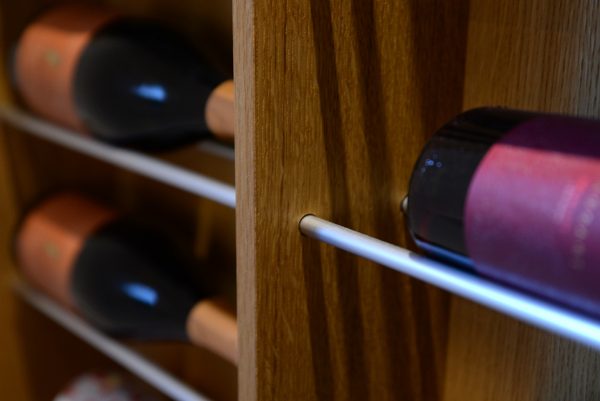 wandmeubel tv-kast tv-meubel kast in de woonkamer wijnrek met verlichting maatwerk meubels meubelmakers Utrecht mooi ruim