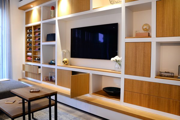 wandmeubel tv-kast tv-meubel kast in de woonkamer wijnrek met verlichting maatwerk meubels meubelmakers Utrecht mooi ruim