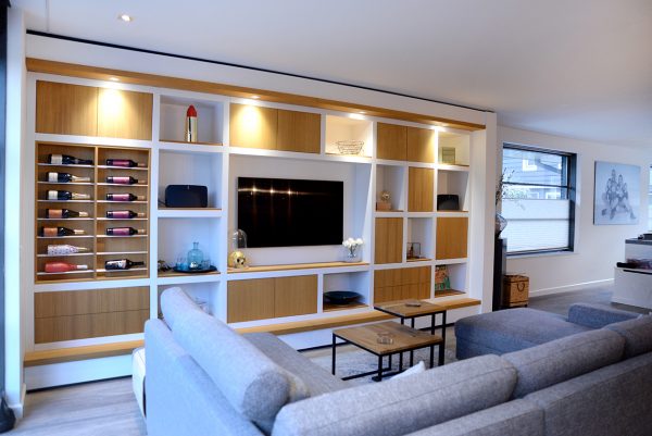 wandmeubel tv-kast tv-meubel kast in de woonkamer wijnrek met verlichting maatwerk meubels meubelmakers Utrecht mooi ruim