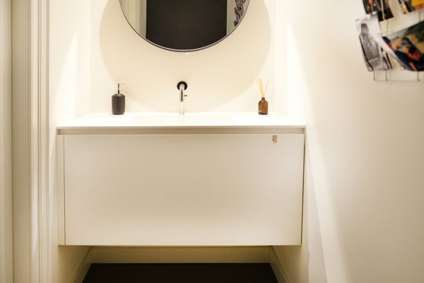 toiletkastje toiletmeubel met lade en wasbakje maatwerk meubelmakers Utrecht mooi ruim