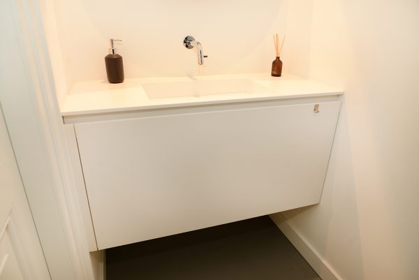 toiletkastje toiletmeubel met lade en wasbakje maatwerk meubelmakers Utrecht mooi ruim
