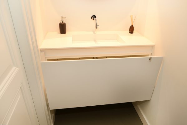 toiletkastje toiletmeubel met lade en wasbakje maatwerk meubelmakers Utrecht mooi ruim