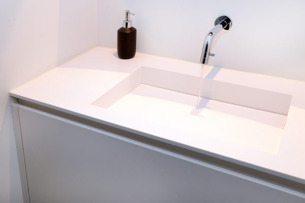 toiletkastje toiletmeubel met lade en wasbakje maatwerk meubelmakers Utrecht mooi ruim