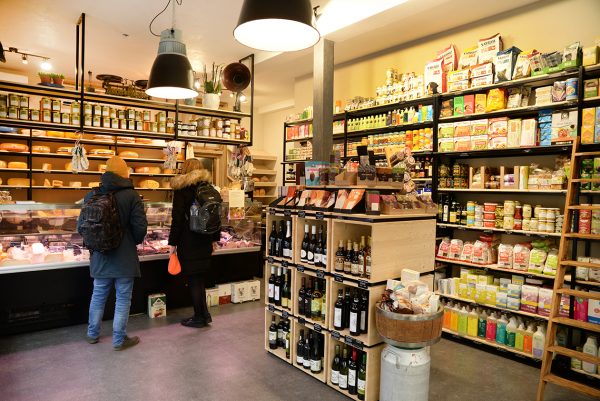 winkelinrichting open kast etalagekast display zakelijk maatwerk meubelmakers mooi ruim