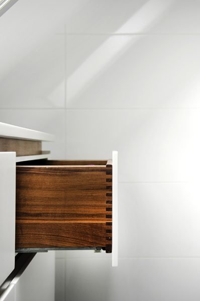 badkamermeubel met amerikaans noten en hi-macs wastafel maatwerk meubels meubelmakers mooi ruim Utrecht