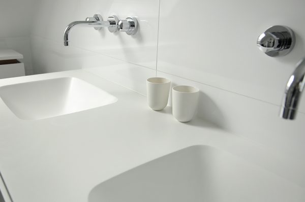 badkamermeubel met amerikaans noten en hi-macs wastafel maatwerk meubels meubelmakers mooi ruim Utrecht