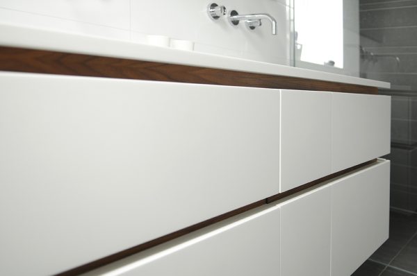 badkamermeubel met amerikaans noten en hi-macs wastafel maatwerk meubels meubelmakers mooi ruim Utrecht