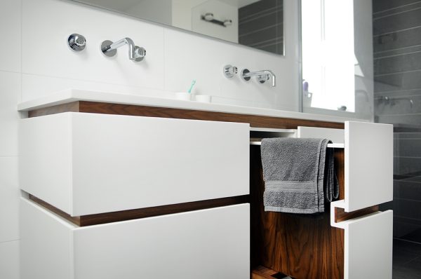 badkamermeubel met amerikaans noten en hi-macs wastafel maatwerk meubels meubelmakers mooi ruim Utrecht