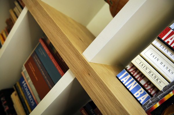 boekenkast werkplek werkkamer bureau met kast en ladenblok maatwerk inbouw meubelmakers van mooi ruim uit Utrecht