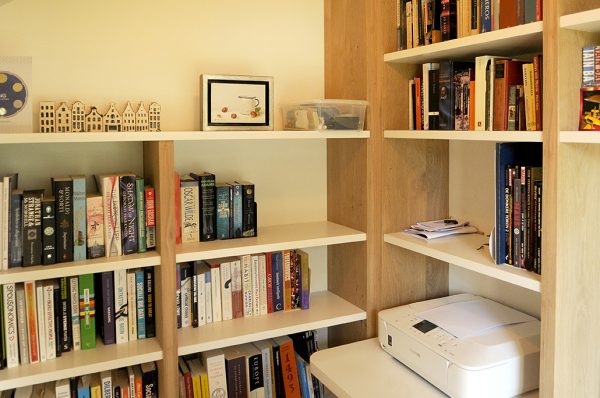 boekenkast werkplek werkkamer bureau met kast en ladenblok maatwerk inbouw meubelmakers van mooi ruim uit Utrecht