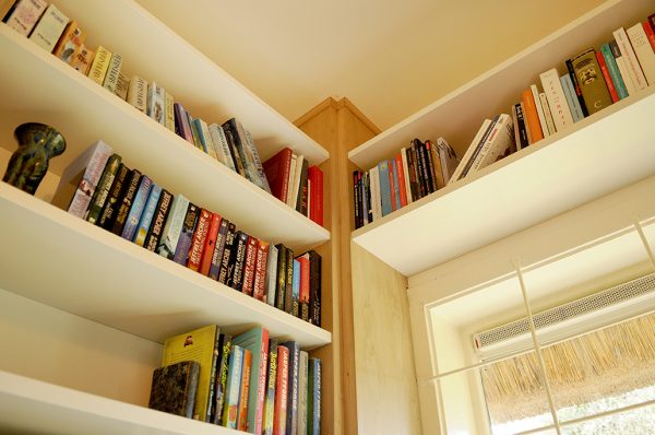boekenkast werkplek werkkamer bureau met kast en ladenblok maatwerk inbouw meubelmakers van mooi ruim uit Utrecht