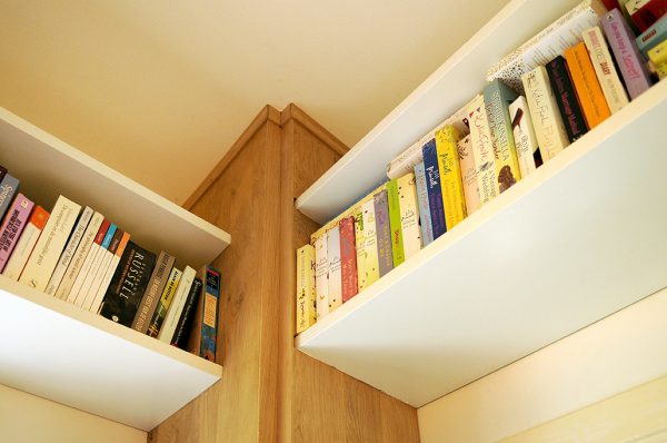 boekenkast werkplek werkkamer bureau met kast en ladenblok maatwerk inbouw meubelmakers van mooi ruim uit Utrecht