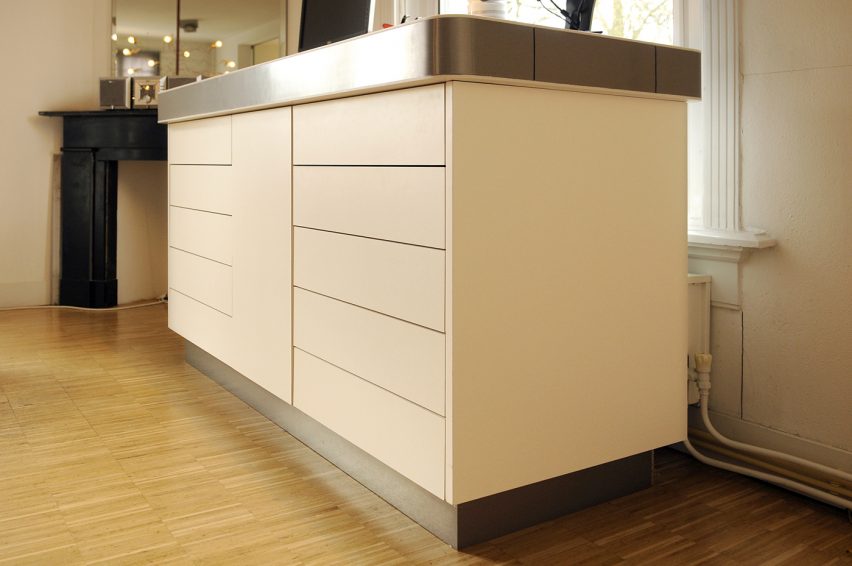 computermeubels voor orthodontiepraktijk met afvalkoker zakelijk maatwerk van de meubelmakers van mooi ruim uit Utrecht