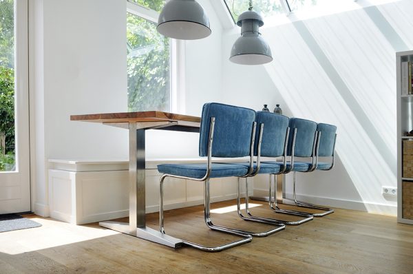 eettafel tafel eetkamer met iepenhout en RVS en maatwerk zitbank van de meubelmakers van mooi ruim uit Utrecht