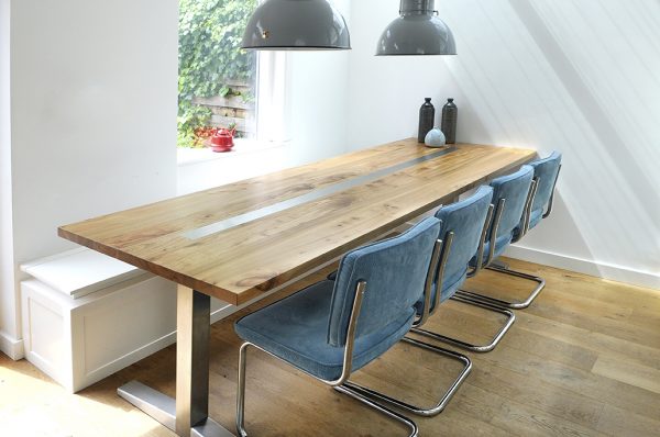 eettafel tafel eetkamer met iepenhout en RVS en maatwerk zitbank van de meubelmakers van mooi ruim uit Utrecht