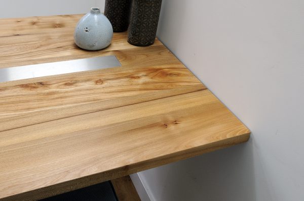 eettafel tafel eetkamer met iepenhout en RVS en maatwerk zitbank van de meubelmakers van mooi ruim uit Utrecht