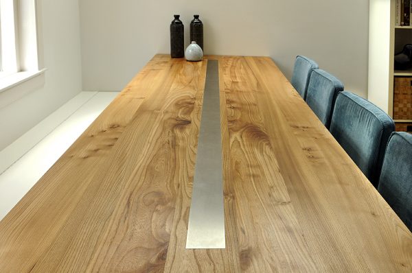 eettafel tafel eetkamer met iepenhout en RVS en maatwerk zitbank van de meubelmakers van mooi ruim uit Utrecht
