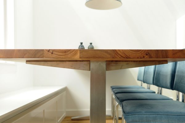 eettafel tafel eetkamer met iepenhout en RVS en maatwerk zitbank van de meubelmakers van mooi ruim uit Utrecht