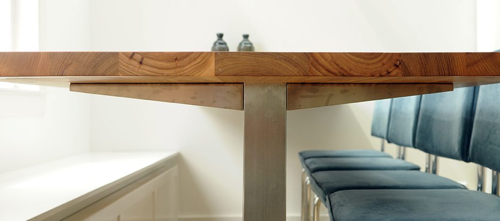 Tafel van iepenhout met RVS onderstel