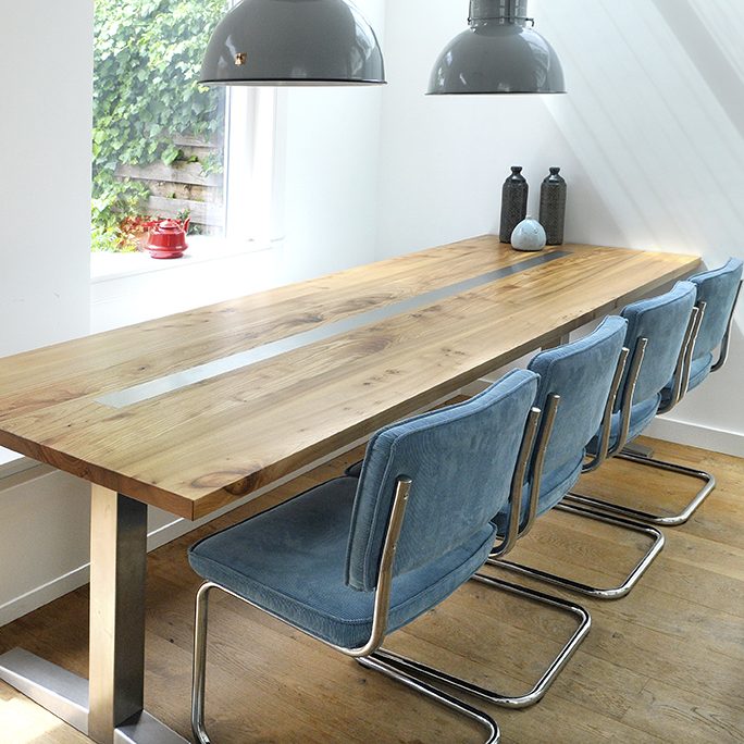 Tafel van iepenhout met RVS onderstel