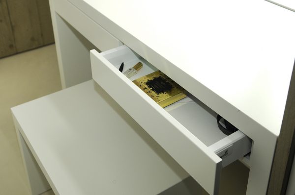 inloopkast garderobe kledingkast met schuifdeur roldeur schoenenkast maatwerk meubels meubelmakers Utrecht mooi ruim