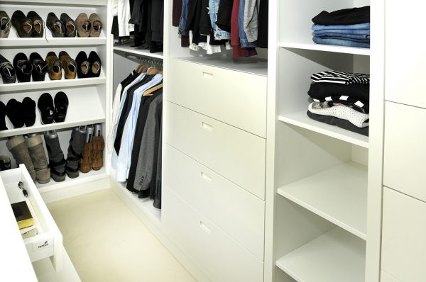 inloopkast garderobe kledingkast met schuifdeur roldeur schoenenkast maatwerk meubels meubelmakers Utrecht mooi ruim