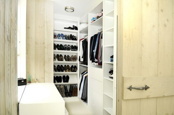 inloopkast garderobe kledingkast met schuifdeur roldeur schoenenkast maatwerk meubels meubelmakers Utrecht mooi ruim