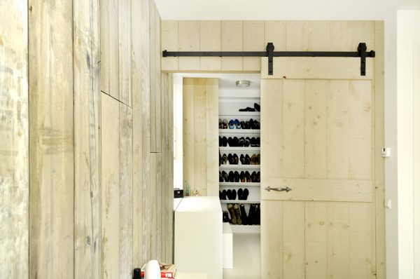 inloopkast garderobe kledingkast met schuifdeur roldeur schoenenkast maatwerk meubels meubelmakers Utrecht mooi ruim