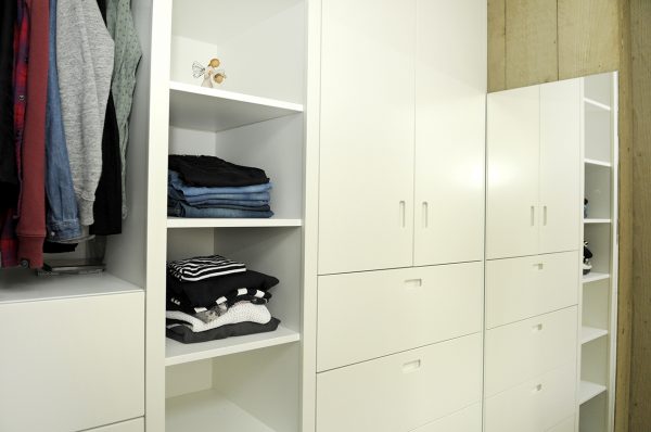 inloopkast garderobe kledingkast met schuifdeur roldeur schoenenkast maatwerk meubels meubelmakers Utrecht mooi ruim