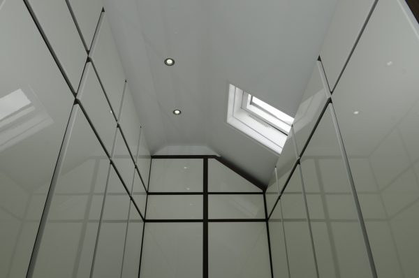 inloopkast kledingkast garderobekast maatwerk op zolder hoogglans spuitwerk met wengé meubelmakers Utrecht mooi ruim