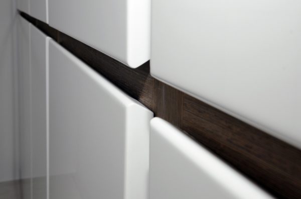 inloopkast kledingkast garderobekast maatwerk op zolder hoogglans spuitwerk met wengé meubelmakers Utrecht mooi ruim