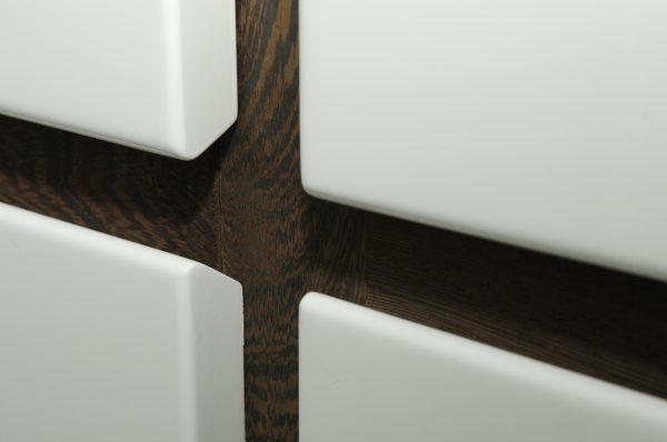 inloopkast kledingkast garderobekast maatwerk op zolder hoogglans spuitwerk met wengé meubelmakers Utrecht mooi ruim