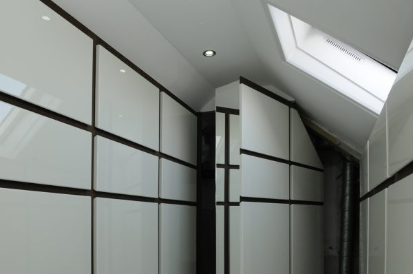 inloopkast kledingkast garderobekast maatwerk op zolder hoogglans spuitwerk met wengé meubelmakers Utrecht mooi ruim