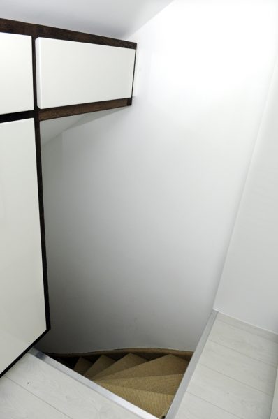 inloopkast kledingkast garderobekast maatwerk op zolder hoogglans spuitwerk met wengé meubelmakers Utrecht mooi ruim