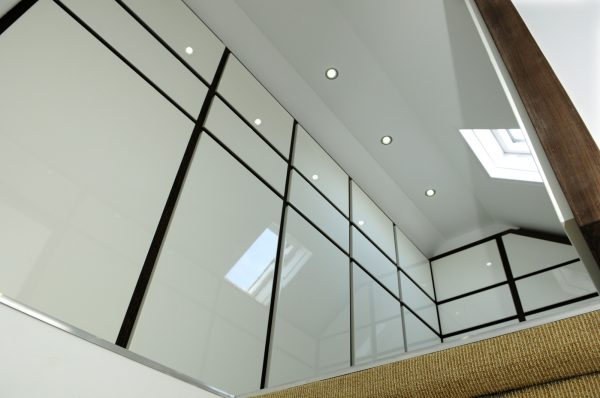 inloopkast kledingkast garderobekast maatwerk op zolder hoogglans spuitwerk met wengé meubelmakers Utrecht mooi ruim