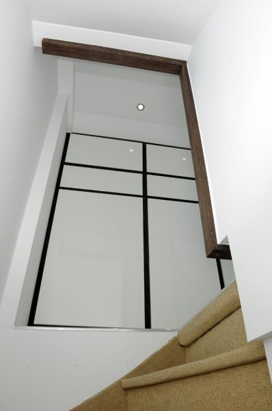 inloopkast kledingkast garderobekast maatwerk op zolder hoogglans spuitwerk met wengé meubelmakers Utrecht mooi ruim