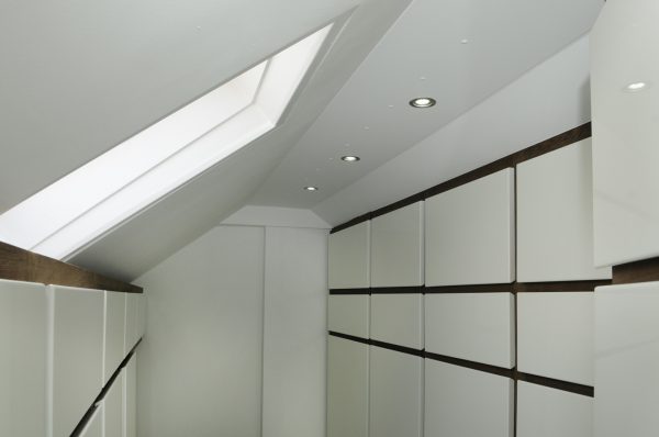 inloopkast kledingkast garderobekast maatwerk op zolder hoogglans spuitwerk met wengé meubelmakers Utrecht mooi ruim