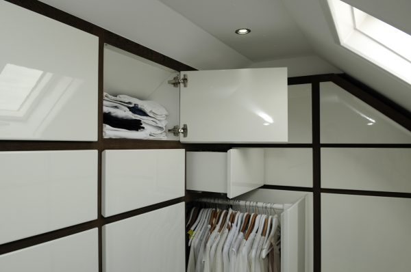 inloopkast kledingkast garderobekast maatwerk op zolder hoogglans spuitwerk met wengé meubelmakers Utrecht mooi ruim