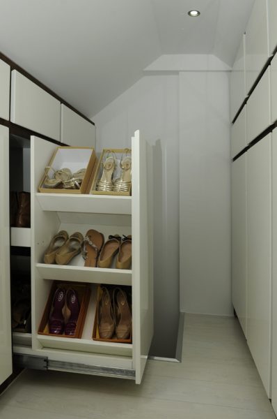 inloopkast kledingkast garderobekast maatwerk op zolder hoogglans spuitwerk met wengé meubelmakers Utrecht mooi ruim