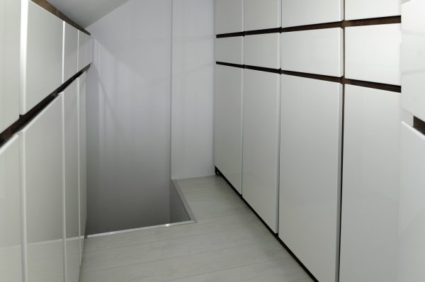 inloopkast kledingkast garderobekast maatwerk op zolder hoogglans spuitwerk met wengé meubelmakers Utrecht mooi ruim