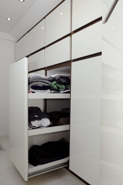 inloopkast kledingkast garderobekast maatwerk op zolder hoogglans spuitwerk met wengé meubelmakers Utrecht mooi ruim