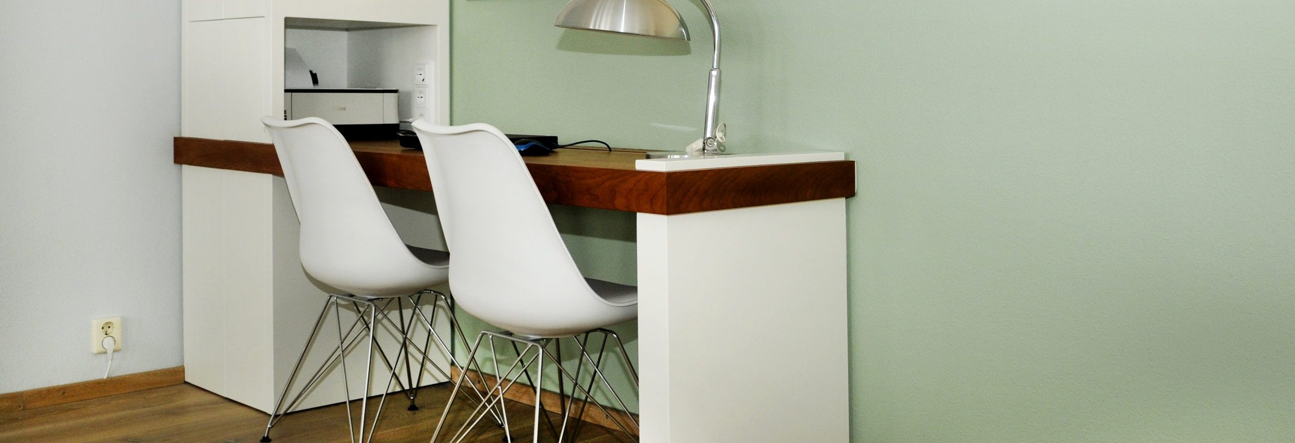 Werkplek met kast en bureau