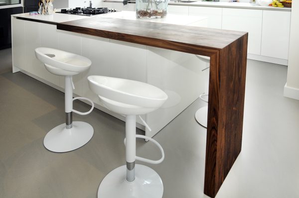 aanzet keukenblad massief amerikaans notenhout zwevend blad maatwerk meubels meubelmakers Utrecht mooi ruim